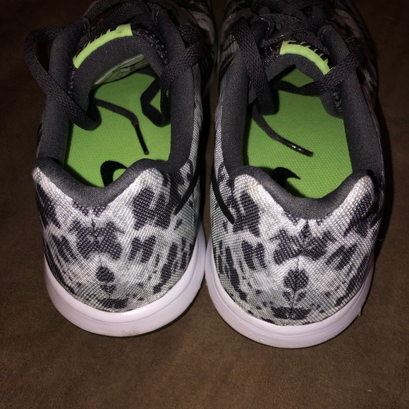 Tennis shoes - Picture 3 of 5